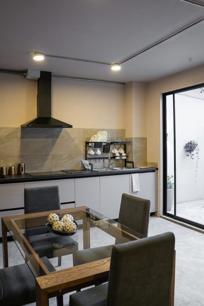 Comedor y cocina completa con salida a la terraza privada, Apartamento SATORI, Casa Mitho
