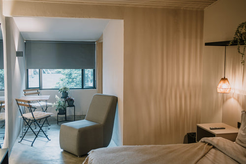 Habitación Grande ETHER con zona de estar junto a la ventana, Casa Mitho Usaquén