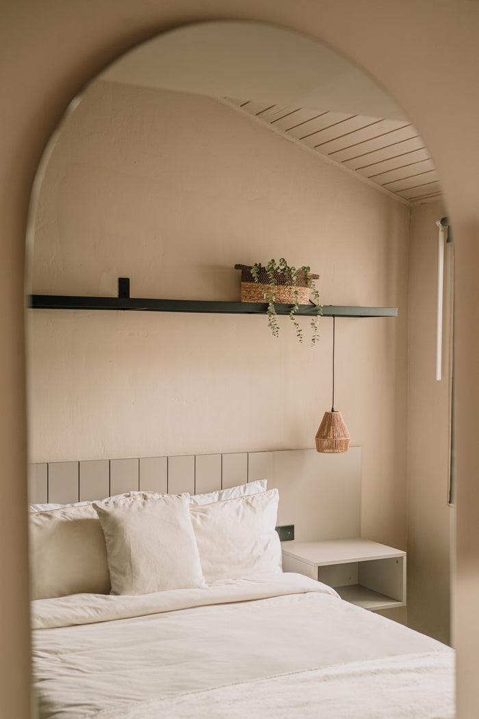 Cama doble bajo arco con techo en madera, Habitación Mediana AQUA, Casa Mitho Usaquén
