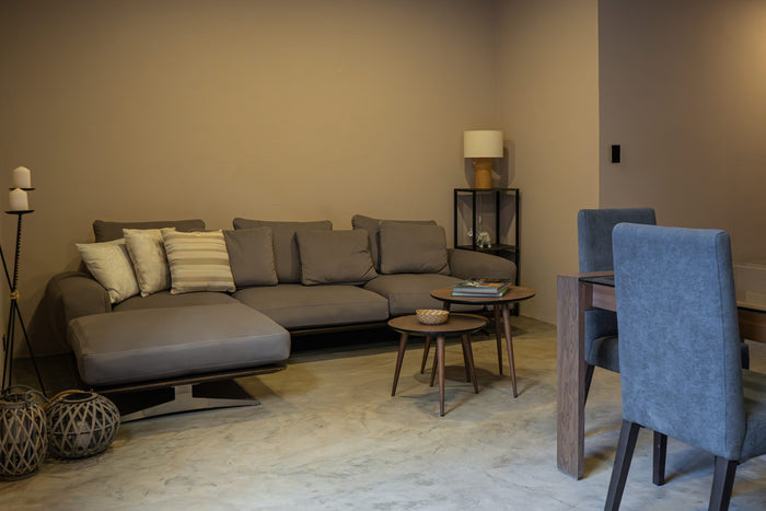 Sala con sofá seccional del Apartamento SATORI, Casa Mitho Usaquén