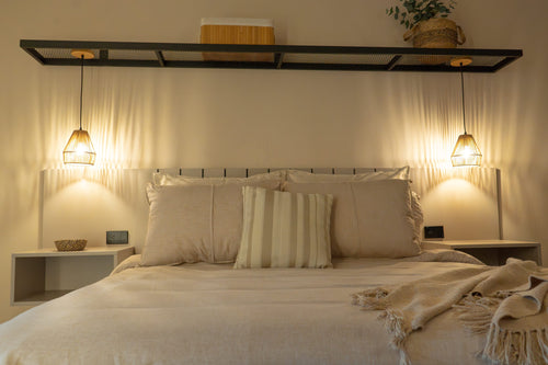 Cama amplia con lámparas colgantes y luz cálida, Habitación Grande, Casa Mitho