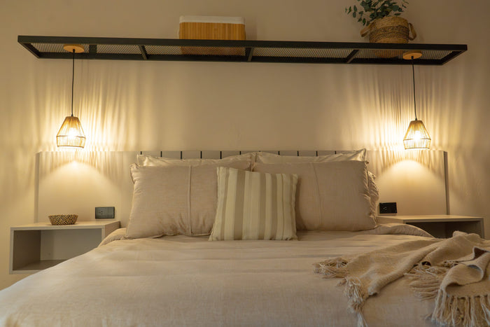 Cama amplia con lámparas colgantes y luz cálida, Habitación Grande, Casa Mitho