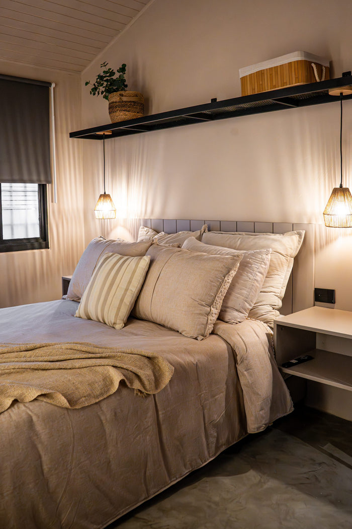 Cama con lámparas colgantes y ropa de cama en lino, Habitación Mediana, Casa Mitho
