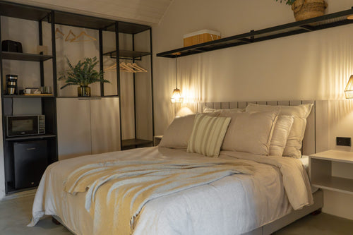 Cama de la Habitación Grande TERRA con repisa y luz natural, Casa Mitho Bogotá