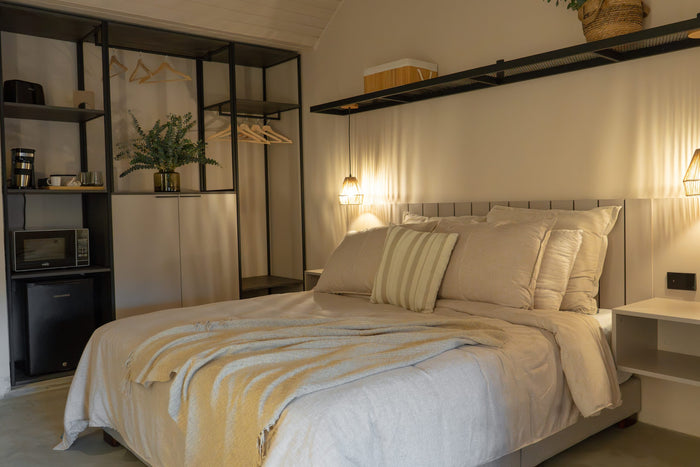Cama de la Habitación Grande TERRA con repisa y luz natural, Casa Mitho Bogotá