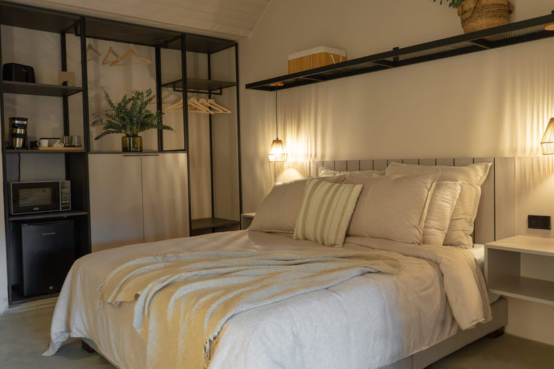 Cama de la Habitación Grande TERRA con repisa y luz natural, Casa Mitho Bogotá