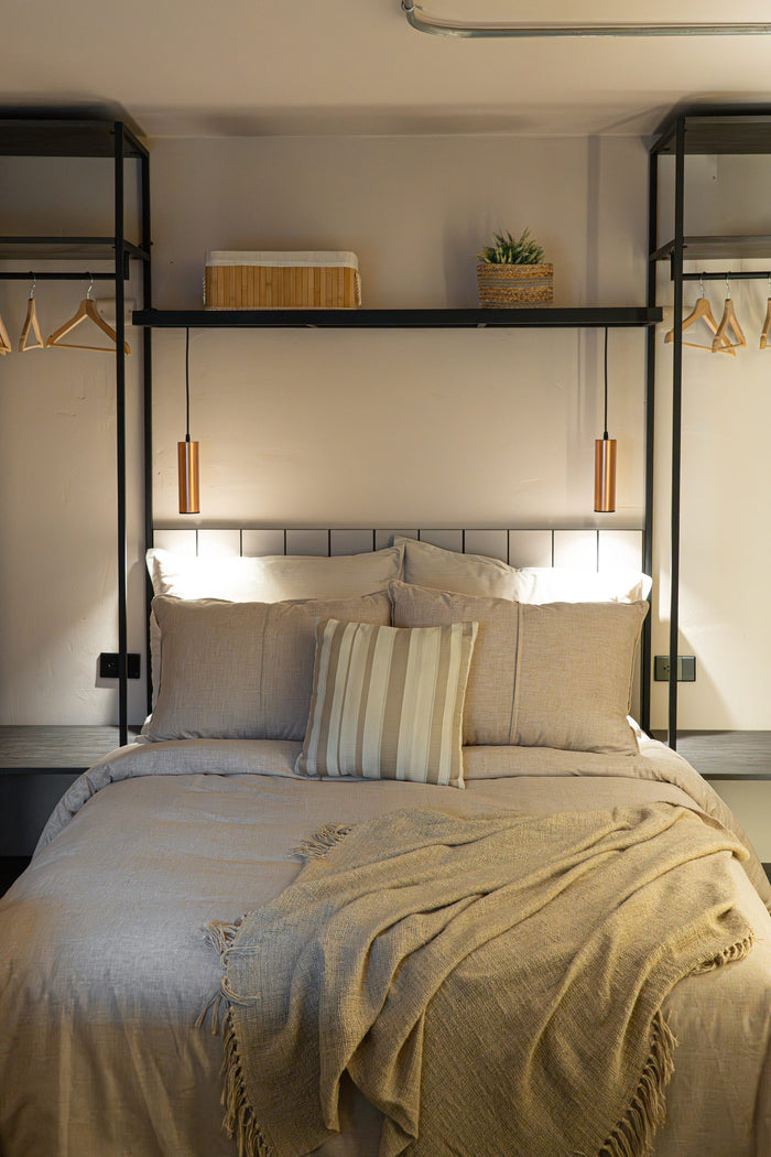 Cama doble con estantería negra e iluminación cálida, Habitación Mediana AURA, Casa Mitho