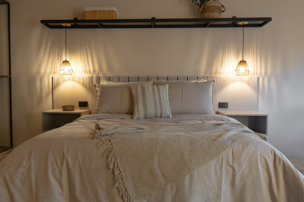 Cama de la Habitación Grande IGNIS con iluminación cálida, Casa Mitho Bogotá
