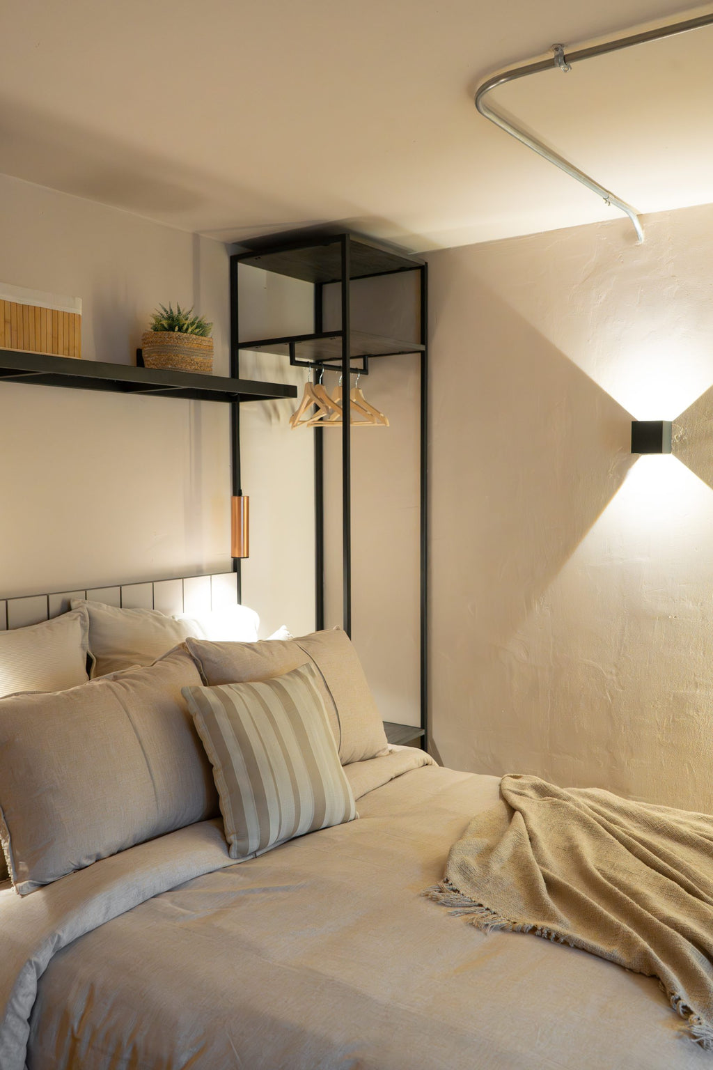 Habitación Mediana AURA con cama y estructura de almacenamiento, Casa Mitho Bogotá