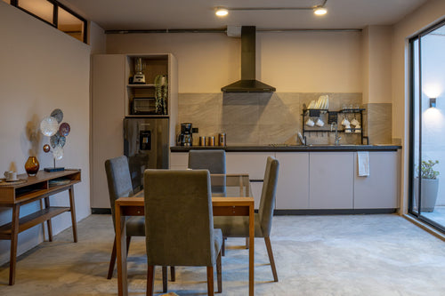 Cocina completa y comedor del Apartamento SATORI, Casa Mitho Bogotá