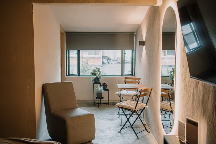 Zona de estar con butaca y mesa bistró, Habitación Grande TERRA, Casa Mitho