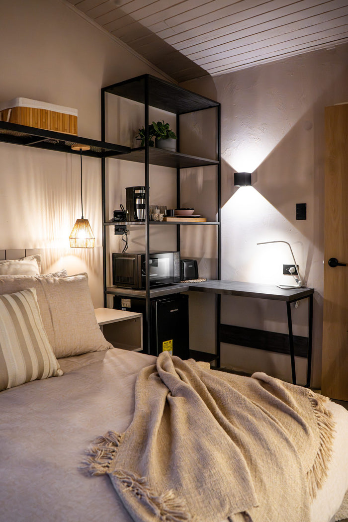 Vista general de la Habitación Mediana con zona de trabajo y cama, Casa Mitho Bogotá