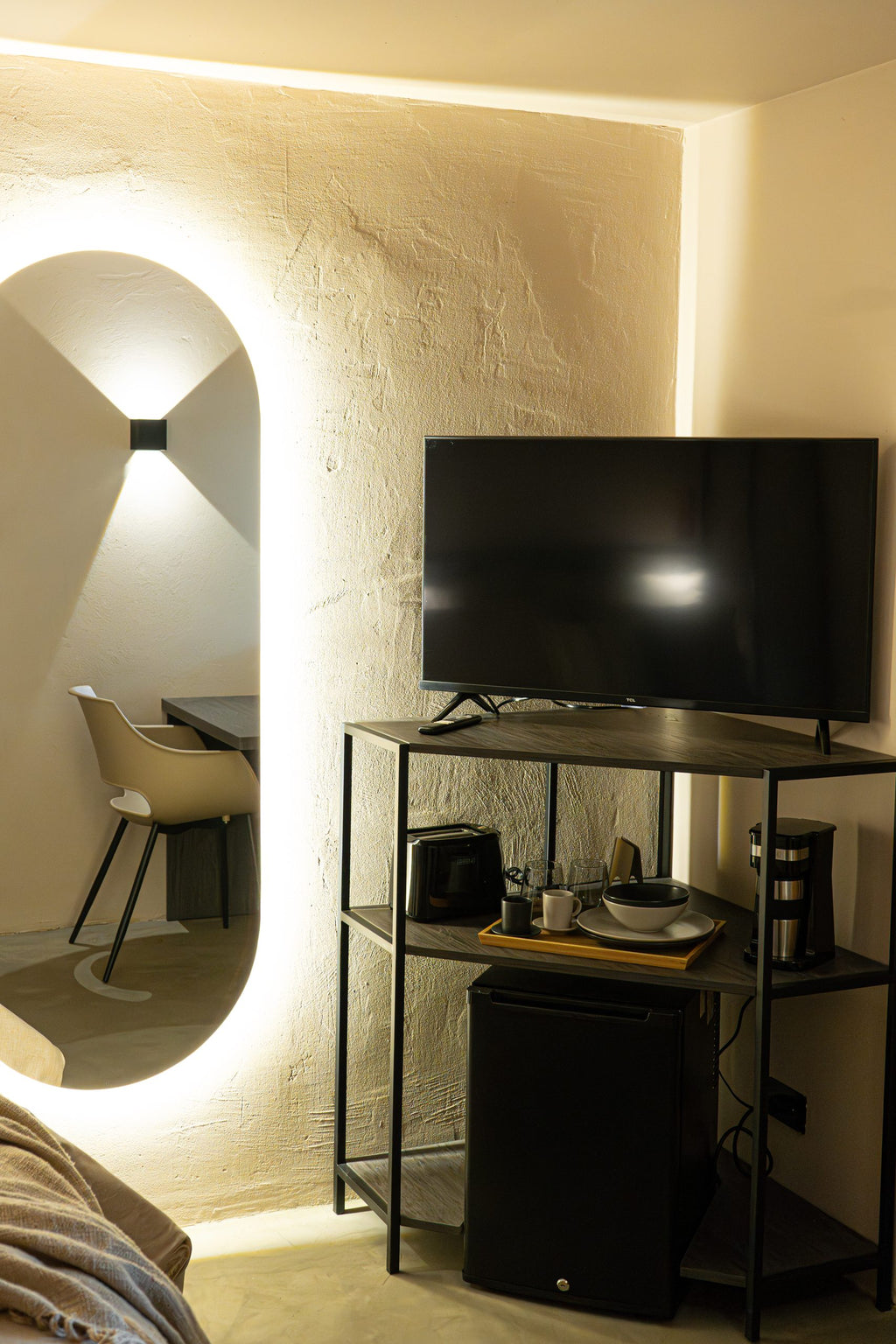 Escritorio, televisor y espejo ovalado retroiluminado, Habitación Mediana, Casa Mitho