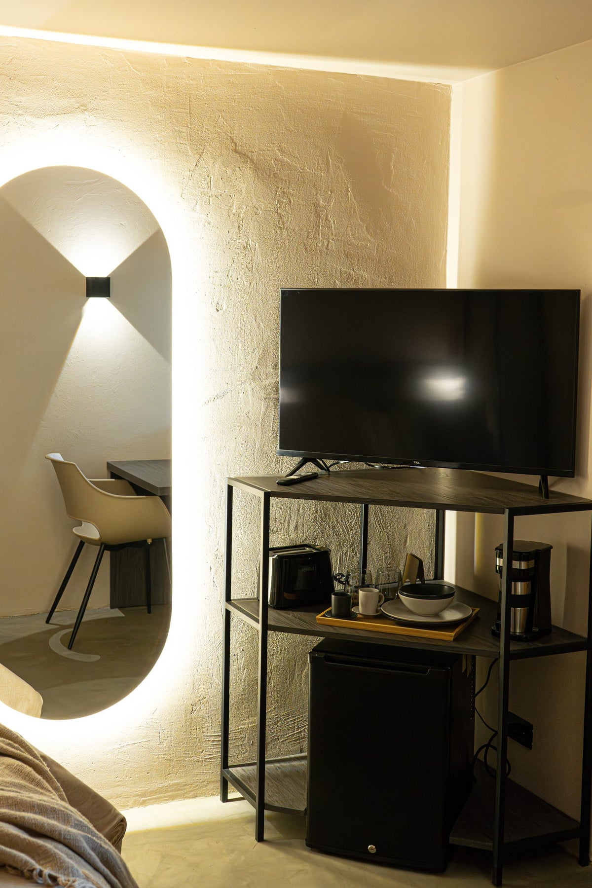 Escritorio, televisor y espejo ovalado retroiluminado, Habitación Mediana, Casa Mitho