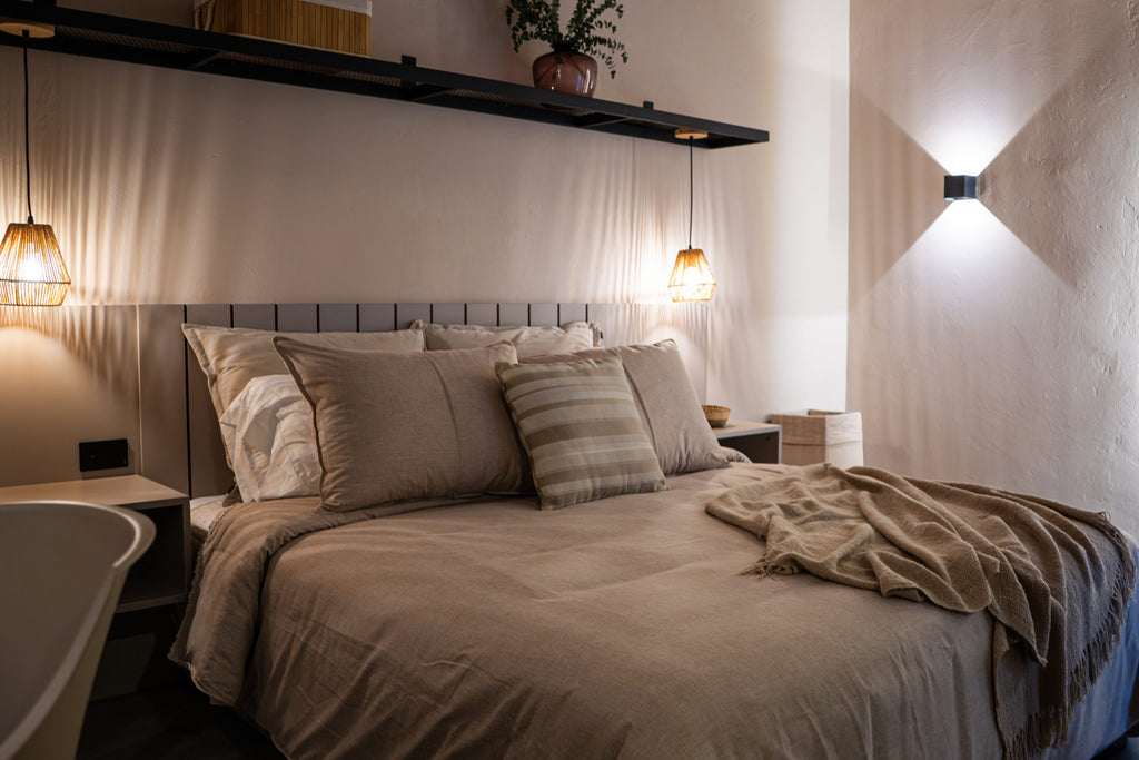 Detalle de la primera alcoba con iluminación cálida, Apartamento SATORI, Casa Mitho