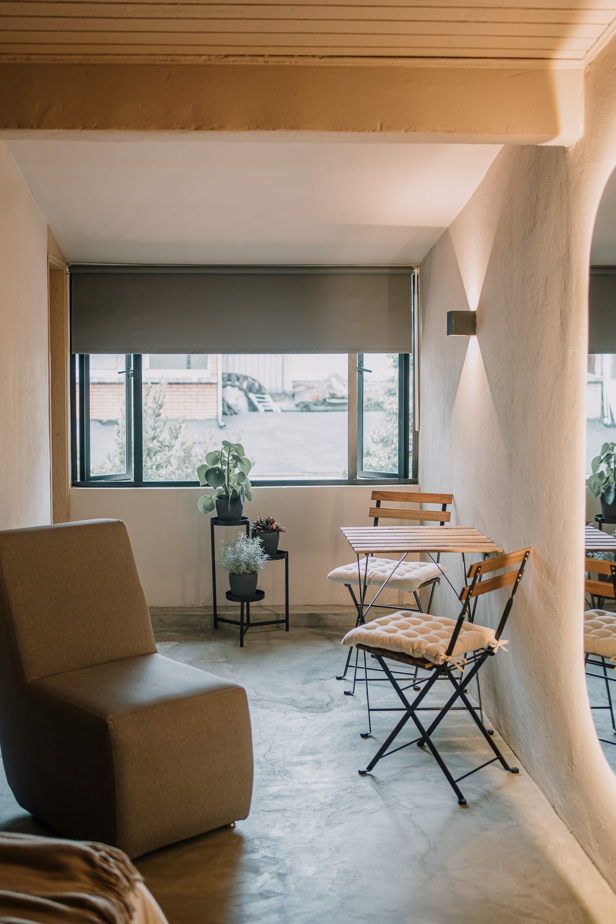 Butaca junto a la ventana con vista, Habitación Grande, Casa Mitho Usaquén