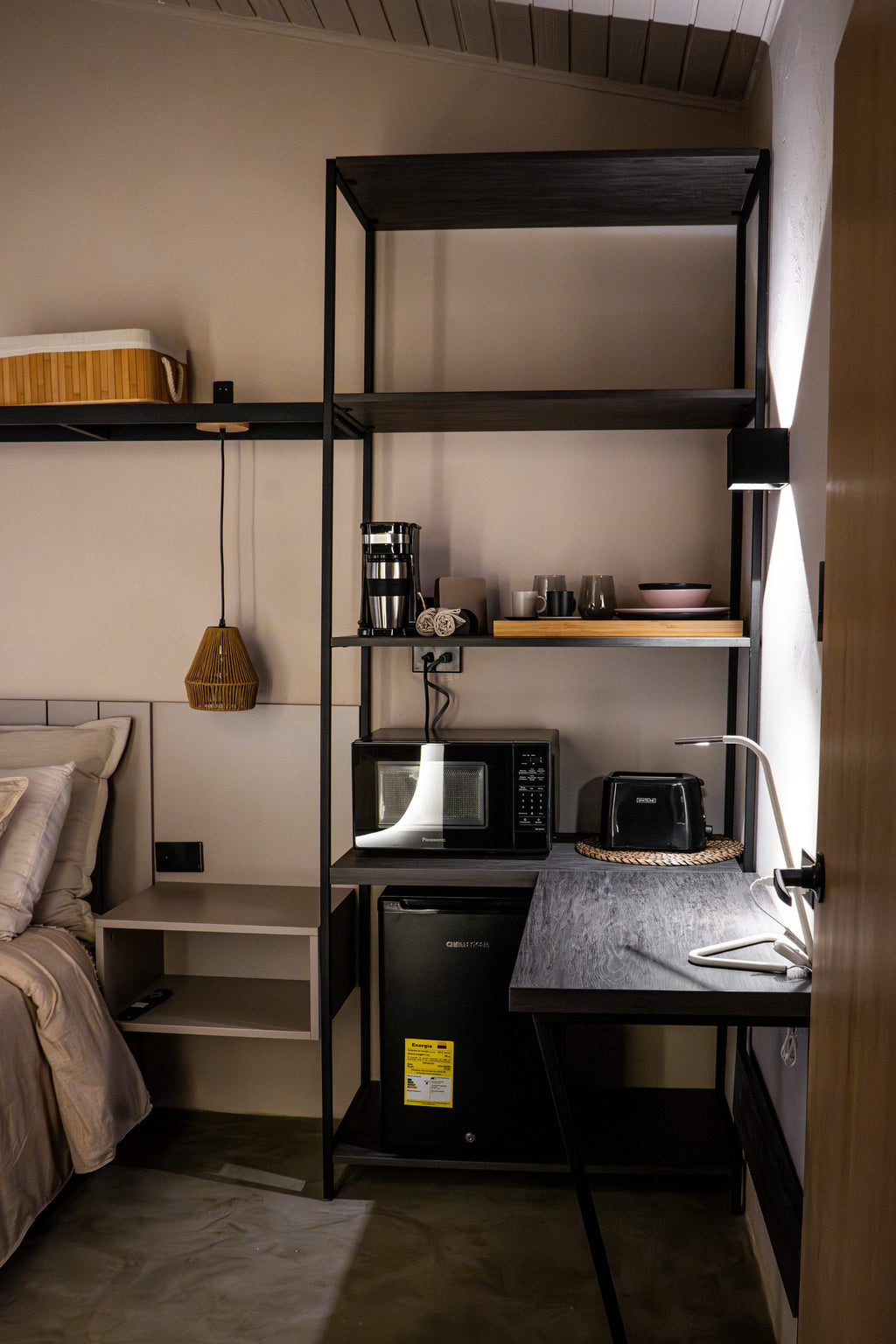 Minibar con agua de cortesía y cafetera en la Habitación Mediana de Casa Mitho, Usaquén