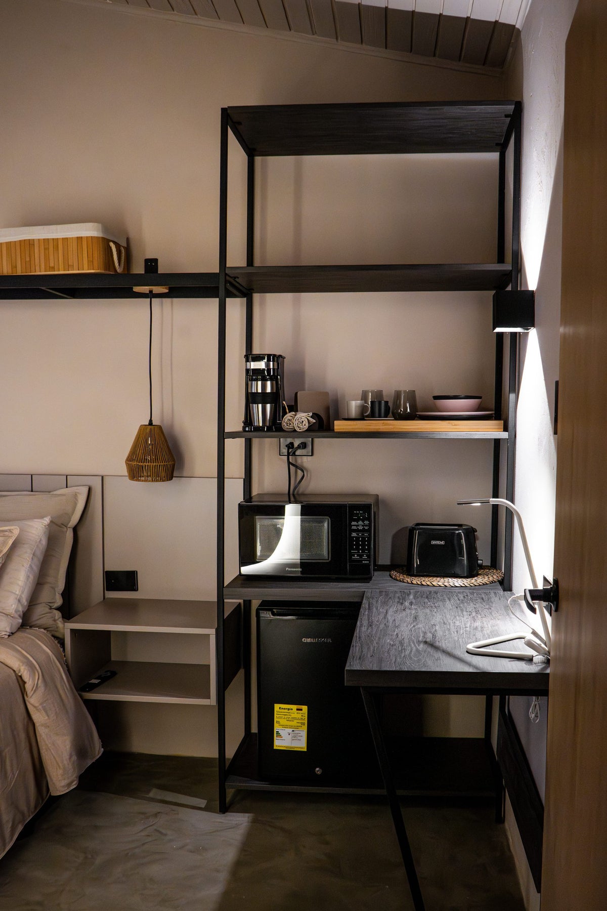 Minibar con agua de cortesía y cafetera en la Habitación Mediana de Casa Mitho, Usaquén