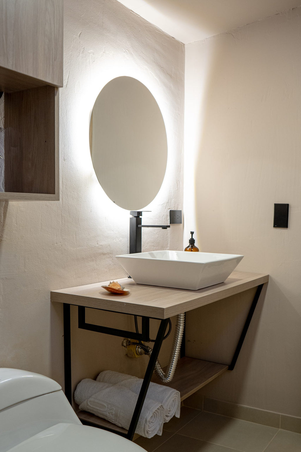 Baño de la primera alcoba con espejo retroiluminado, Apartamento SATORI, Casa Mitho