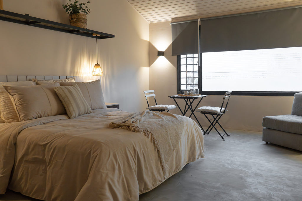 Habitación Grande IGNIS con cama y mesa junto a la ventana, Casa Mitho