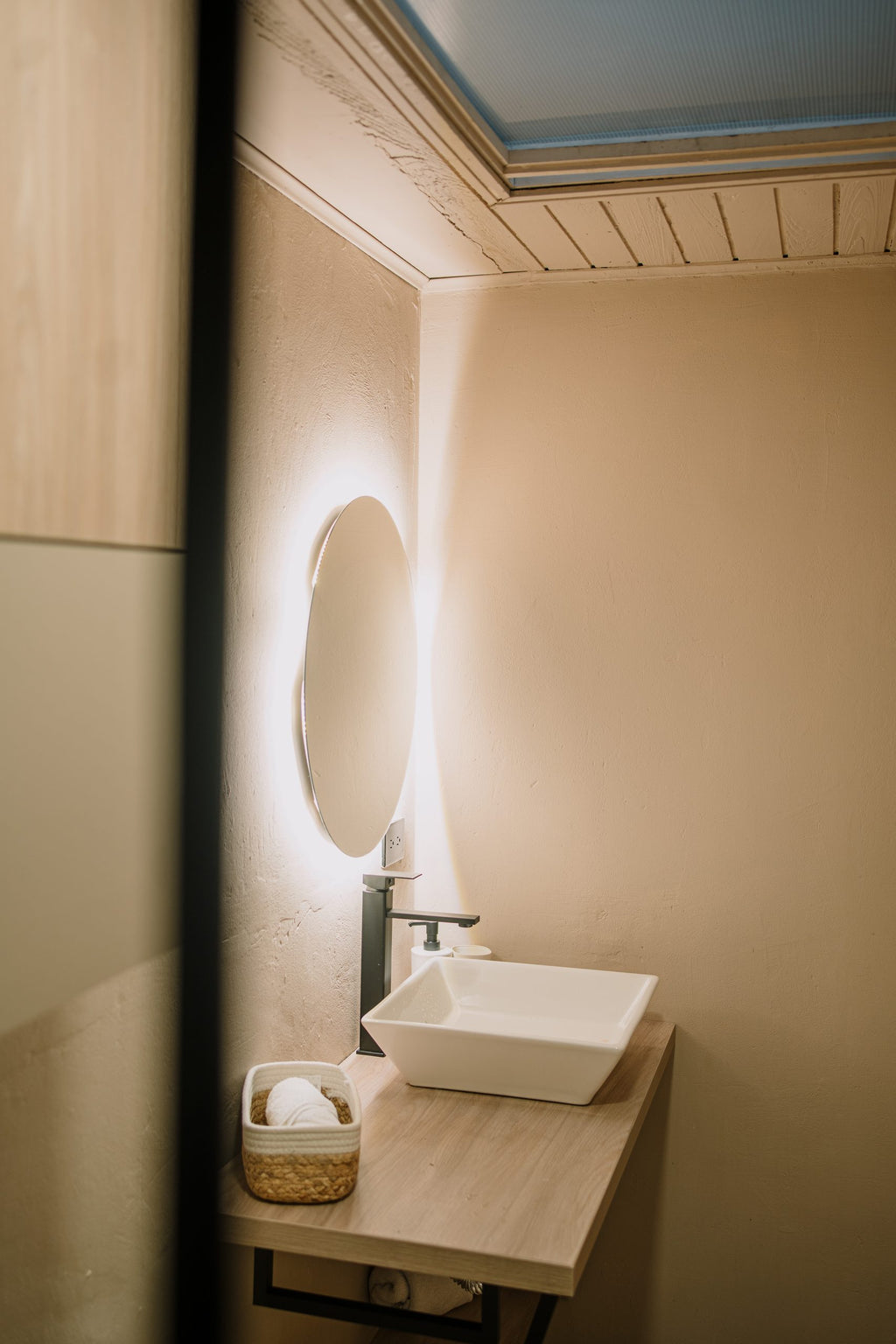 Baño privado con lavamanos en piedra y espejo retroiluminado, Habitación Mediana, Casa Mitho