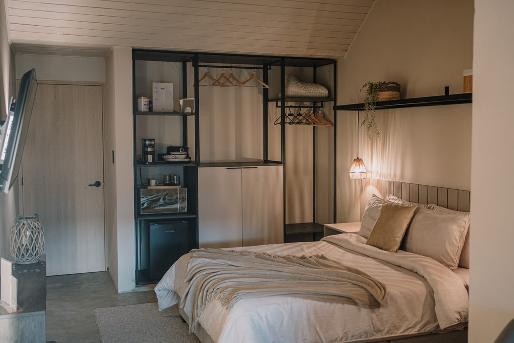 Cama y estructura de clóset abierto, Habitación Grande TERRA, Casa Mitho