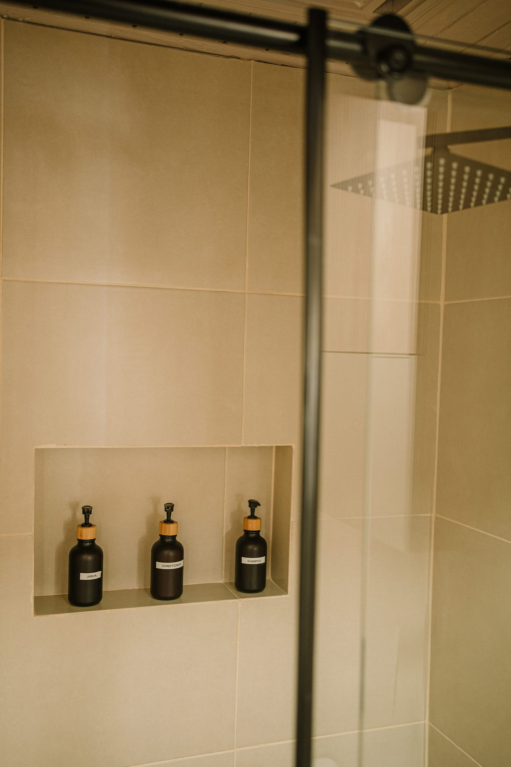 Ducha con nicho y amenidades de baño, Habitación Mediana, Casa Mitho Usaquén