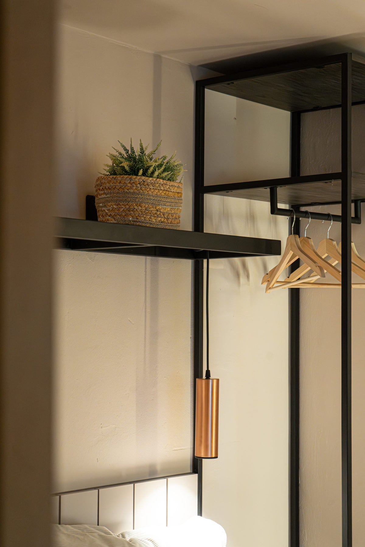 Zona de clóset abierto con perchas, Habitación Mediana AURA, Casa Mitho