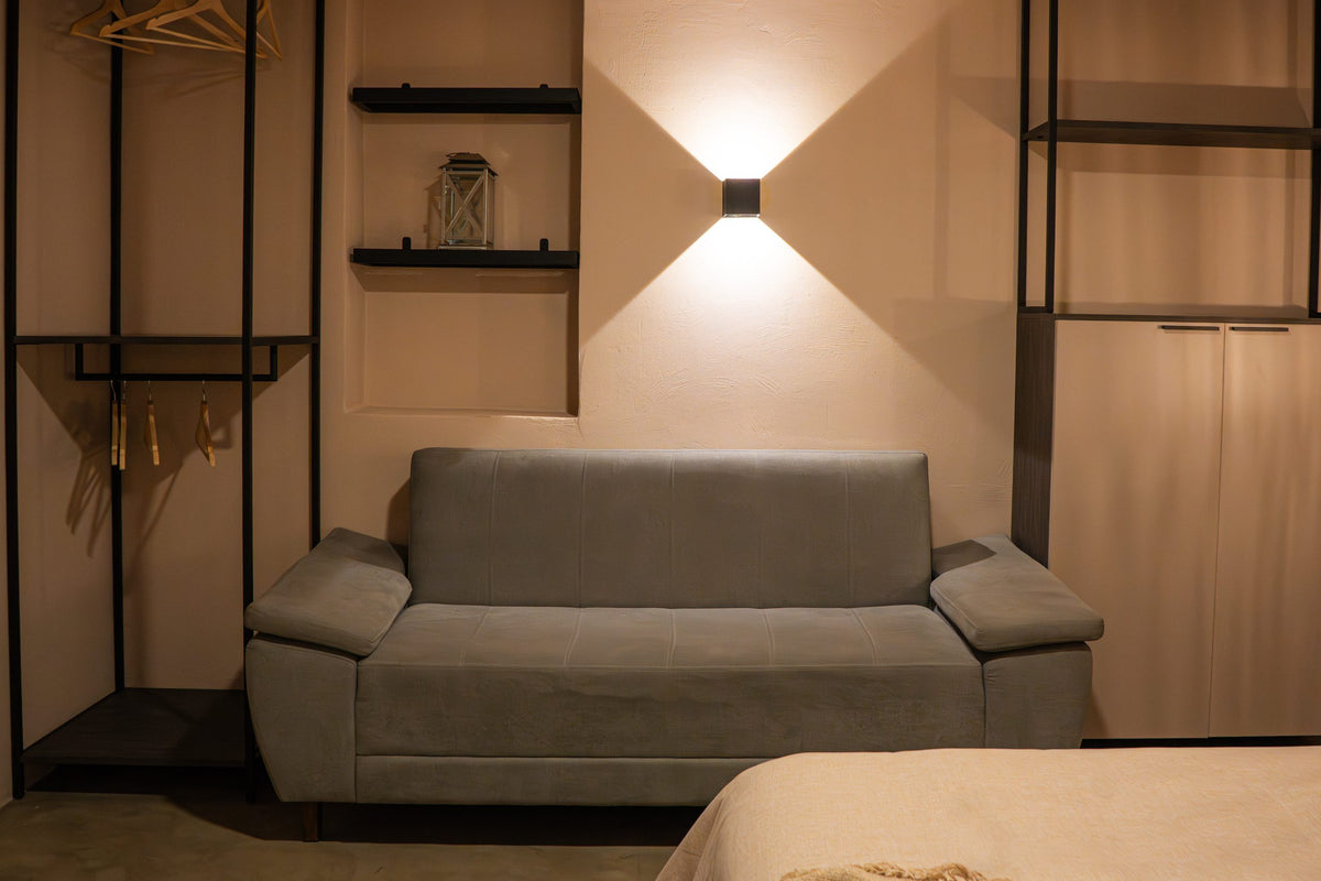 Sofá y clóset abierto en la segunda alcoba, Apartamento SATORI, Casa Mitho
