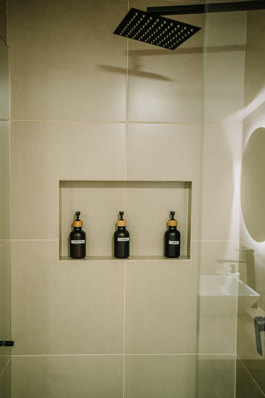 Ducha con nicho y amenidades, Habitación Grande, Casa Mitho Usaquén